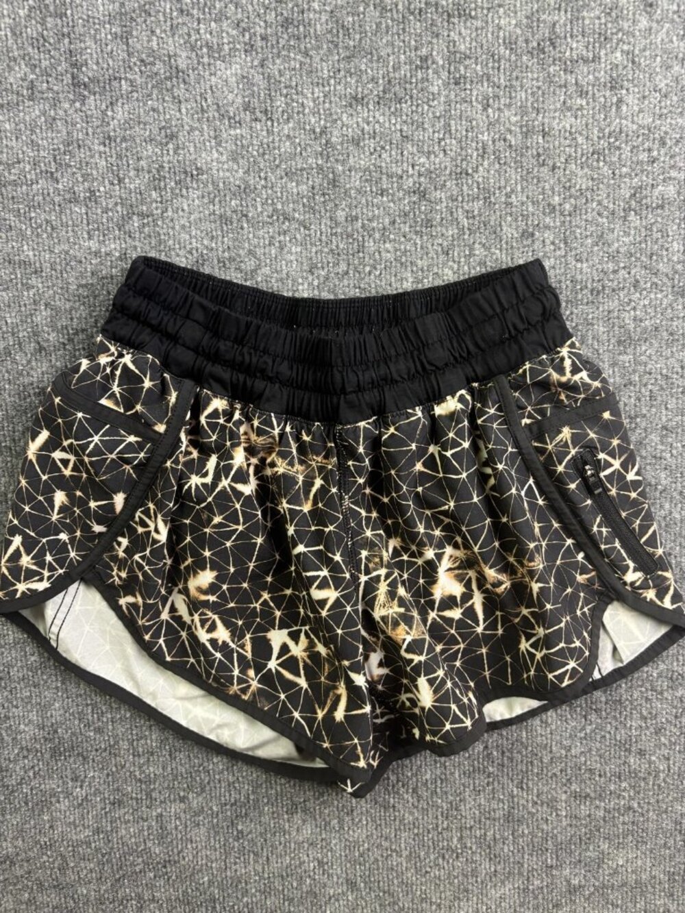 Lululemon Shorts Womens 6 Black Running Lined 2.5 Inseam Geometric Print Gym